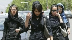 İranlı qadınlar başlarını açdı 