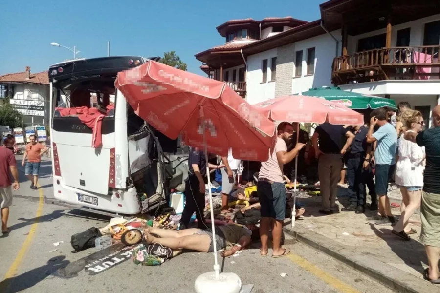 Tur avtobusu qəza törətdi: 1 ölü, 32 yaralı