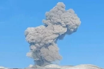 Ebeko vulkanı püskürdü 
