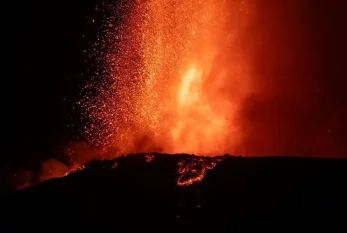Etna dağı lava və kül püskürdü - FOTO