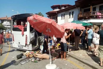 Tur avtobusu qəza törətdi: 1 ölü, 32 yaralı