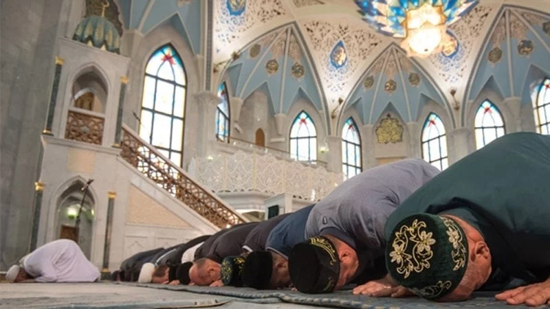 Namaz vaxtı axunda şillə vurdu 