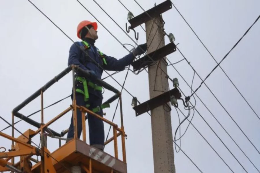 “Azərişıq” Kürdəmirdə elektrik şəbəkəsini yeniləyir 