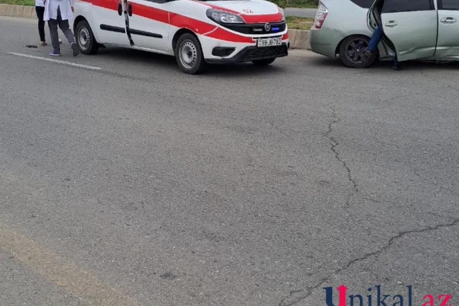 Yevlaxda "Toyota Prius" qəzaya uğrayıb, xəsarət alanlar var - FOTO 