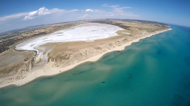 Həddindən artıq istidən “duzlu göl” əmələ gəldi - FOTO