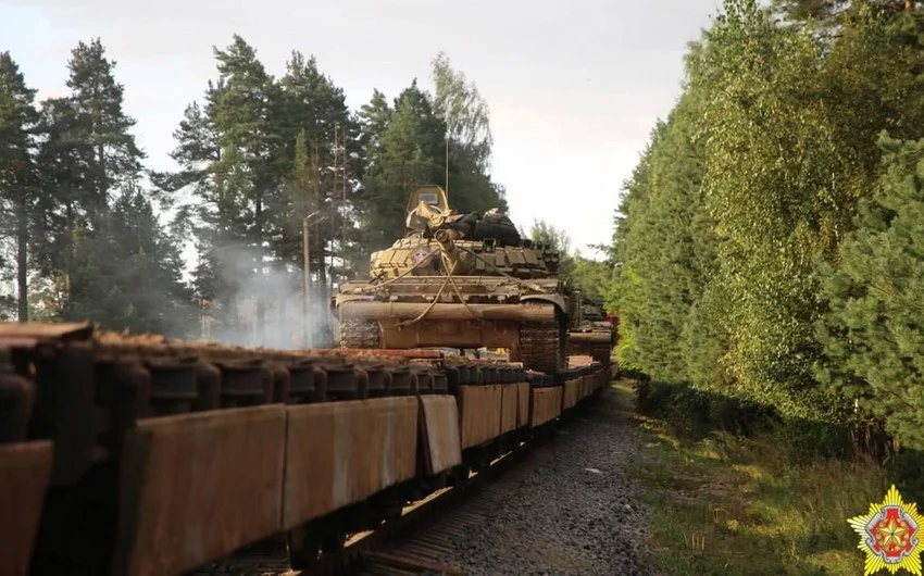 Belarus tanklarını Ukrayna ilə sərhədə aparır 