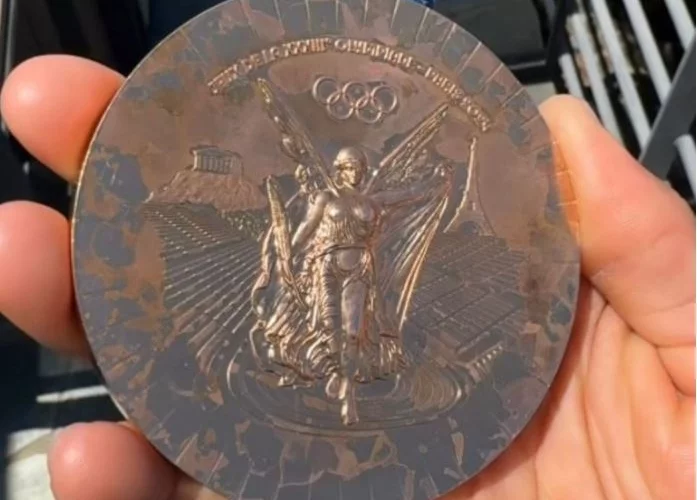 Olimpiya medalı keyfiyyətsizdir, metal örtüyü çatlayır, solur 