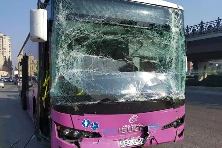 Bakıda sərnişin avtobusu qəzaya düşdü - Video