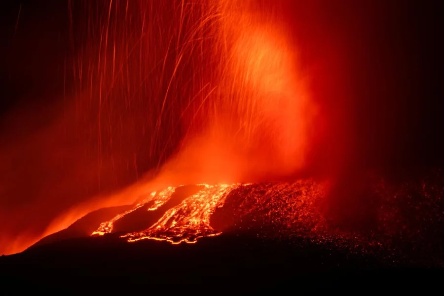 Etna dağı yenidən kül və lava püskürdü