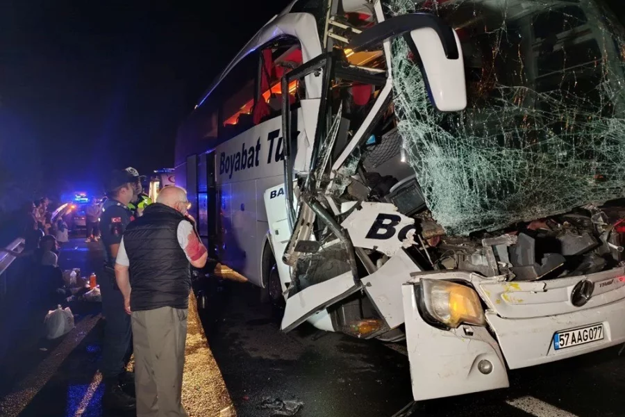 Sərnişin avtobusu yük maşınına çırpıldı: 25 yaralı var