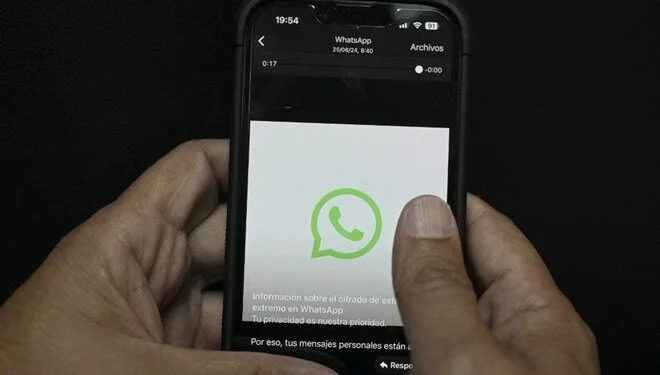 Maduro canlı yayımda WhatsApp-ı sildi 