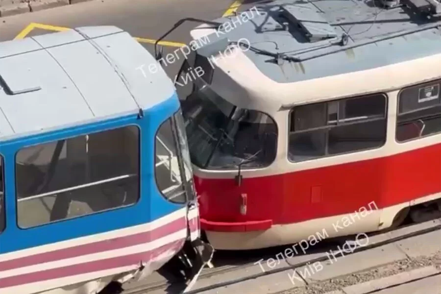 Tramvay 10-a yaxın avtomobilə ÇIRPILDI - VİDEO