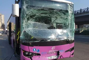 Bakıda sərnişin avtobusu qəzaya düşdü - Video