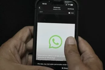 Maduro canlı yayımda WhatsApp-ı sildi 