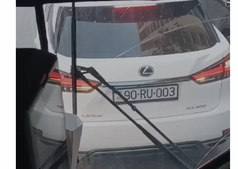 Bakıda qadın sürücü yolu kəsərək avtobusa yol vermədi - VİDEO