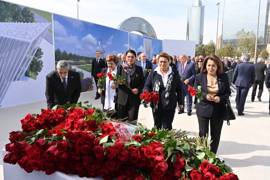 Milli Məclisin kollektivi Zəfər parkını ziyarət edib 