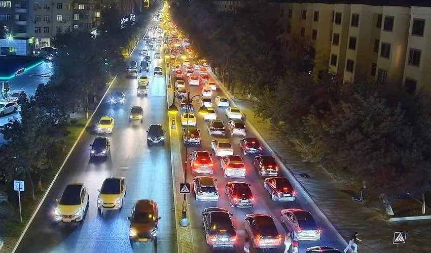 Bakıda avtomobil piyadanı vurdu 