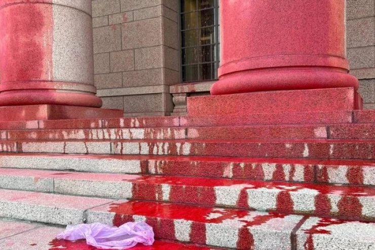 Parlament binasının girişi qırmızı rəngə boyandı 