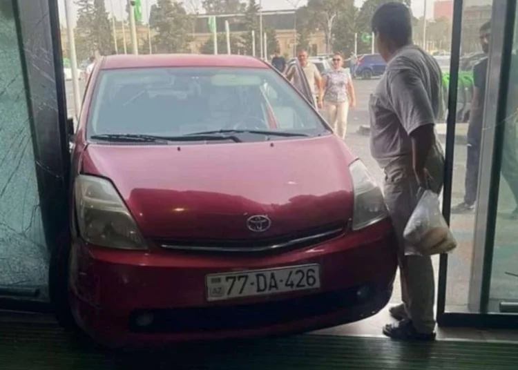 Bakıda “Prius” marketə ÇIRPILDI 