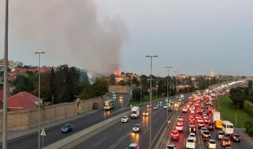 Bakıda yanğına baxan sürücülər tıxac yaradır 