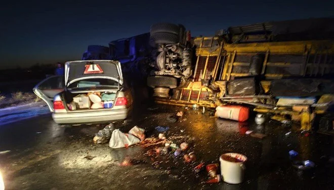 Yük maşını həm toqquşdu, həm də aşdı: 1 ölü, 3 yaralı