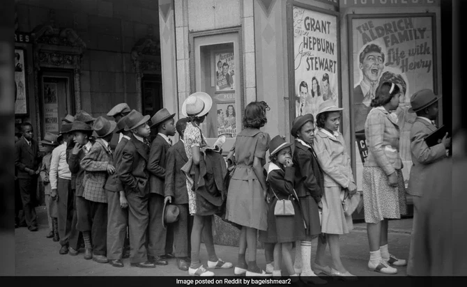 1941-ci ildə çəkilən fotoda əlində "iPad" tutan oğlanı görənlər gözlərinə inanmadı 