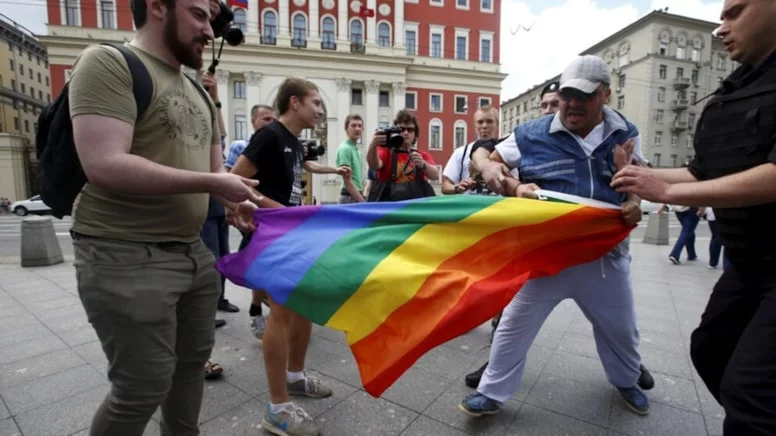 Yeni qanun: Trans şəxslər uşaq sahibi ola bilməyəcəklər