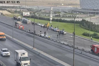 Bakıda bitum daşıyan yük maşını aşdı, yol bağlandı - FOTO