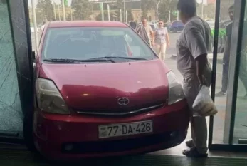 Bakıda “Prius” marketə ÇIRPILDI 