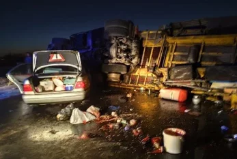 Yük maşını həm toqquşdu, həm də aşdı: 1 ölü, 3 yaralı