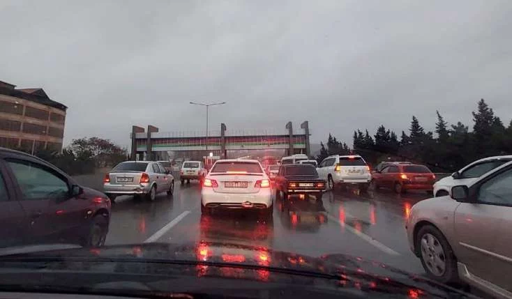 Yağış yağanda yollar niyə tıxac olur? - 