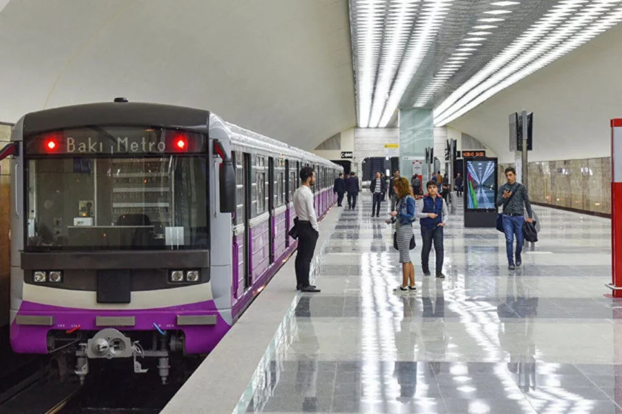 İşdən çıxarılan kanal rəhbəri metroda - FOTO