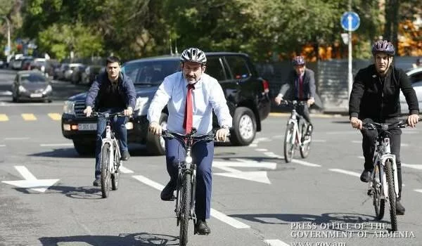 Nikol dayanmır: 5 saata 100 km yol sürdü 