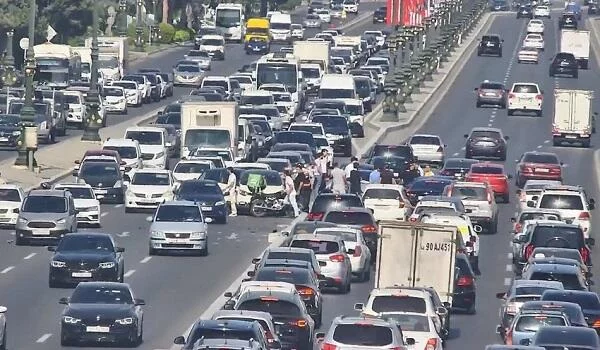 Bakıda piyadanın səbəb olduğu zərcirvari qəza... - Video 