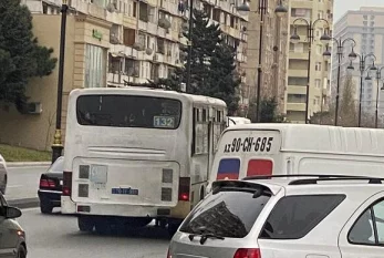 Avtobus sürücüsü qapını açmadı, əlil sərnişini vurdu 