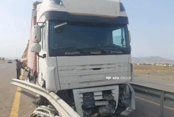 İki yük maşını toqquşdu, ölən var 