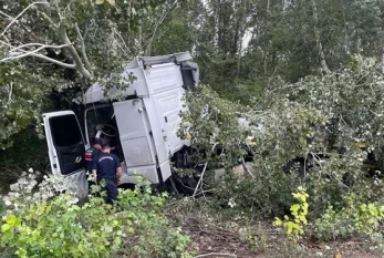 Dəhşətli qəza: Yük maşını ağaca çırpıldı