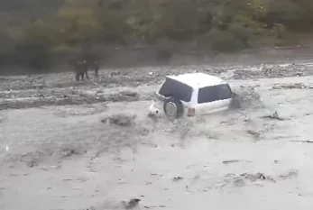 Azərbaycanda müəllimləri daşıyan maşını SEL APARDI 