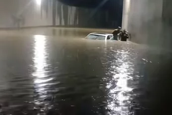 Bakıda tuneli su basdı, maşınlar batdı - Video