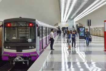 İşdən çıxarılan kanal rəhbəri metroda - FOTO