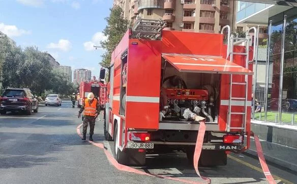 Bakıda binada yanğın: 33 nəfər təxliyə olundu