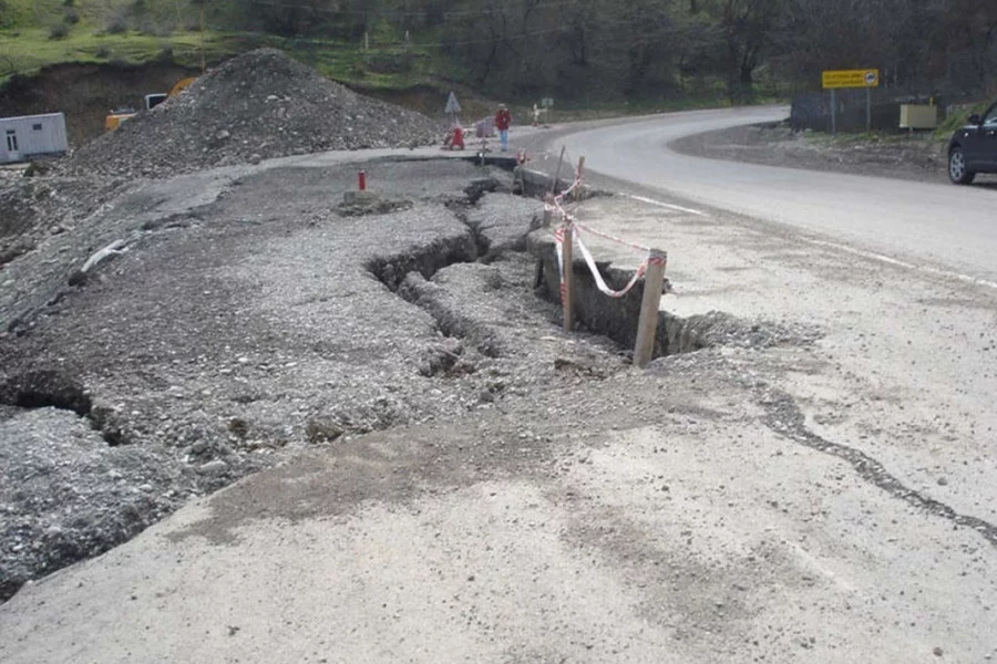 Azərbaycanda yol ÇÖKDÜ - FOTO 