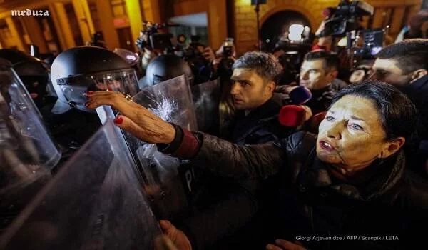 Tarixi an: Prezident aksiyada polisin önünü kəsdi - Foto 