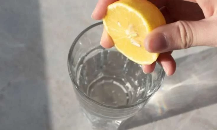 Acqarnına limonlu su içməyin inanılmaz faydaları 