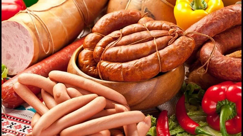 Kolbasa və sosislərə bu təhlükəli maddələr vurulur -  XƏBƏRDARLIQ