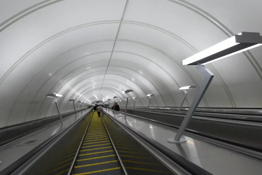 Sərxoş kişi metroda yeniyetmənin başına oyun açdı - ANBAAN VİDEO 