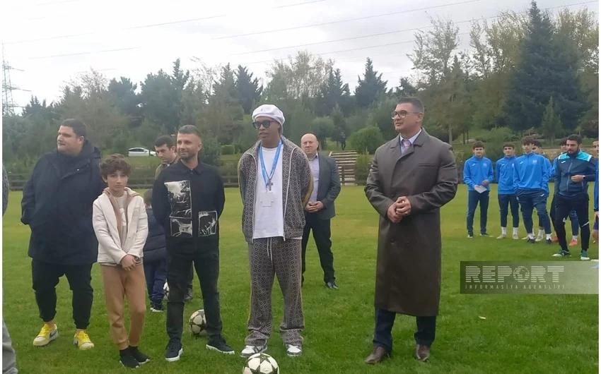 Ronaldinyo Bakıda yeniyetmə futbolçularla görüşdü 