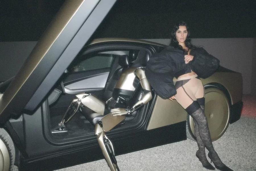 Kim Kardaşyan Maskın robotu  "qəribə" ŞƏKİLLƏR ÇƏKDİRDİ