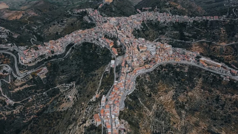 Bu şəhərə girənlər fərqinə varmır, amma kənardan görənlər heyrətlənir - Foto