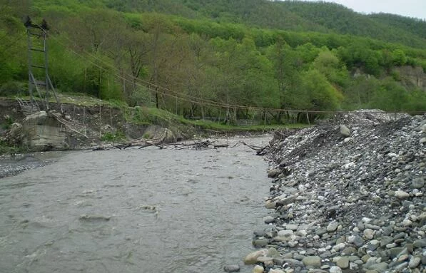 Gəncədə kişi hündürlükdən çaya düşərək öldü 